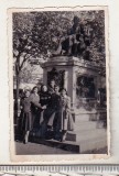 Bnk foto - Bucuresti - Grup de tineri langa statuia Victor Eftimiu - 1955, Alb-Negru, Romania de la 1950, Cladiri