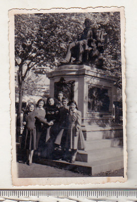bnk foto - Bucuresti - Grup de tineri langa statuia Victor Eftimiu - 1955 foto