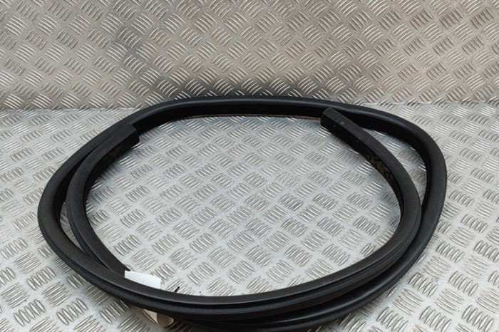 Garnitura ușă dreapta spate LAND ROVER RANGE ROVER VELAR L560 2018 OEM: J8A2-253A10-A | 27453137
