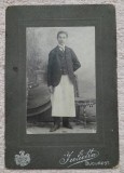 Fotografie pe carton, barbat in costum si cu sort, 1904