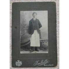 Fotografie pe carton, barbat in costum si cu sort, 1904