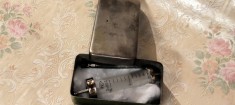 SERINGA VINTAGE DIN STICLA + CUTIE METALICA. - DIMENSIUNI CUTIE 9 CM. X 4 CM. -