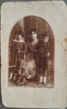 1920 Foto veche tip CP/ mama si copii / la BUZAU / familie