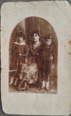 1920 Foto veche tip CP/ mama si copii / la BUZAU / familie