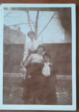 Fotografie pe cartom, trei prietene, inceput de secol XX