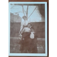 Fotografie pe cartom, trei prietene, inceput de secol XX