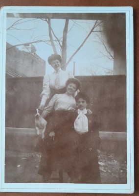 Fotografie pe cartom, trei prietene, inceput de secol XX foto