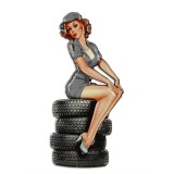 Decoratiune din metal cu o femeie pe cauciucuri NU-78