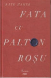 Fata cu palton rosu