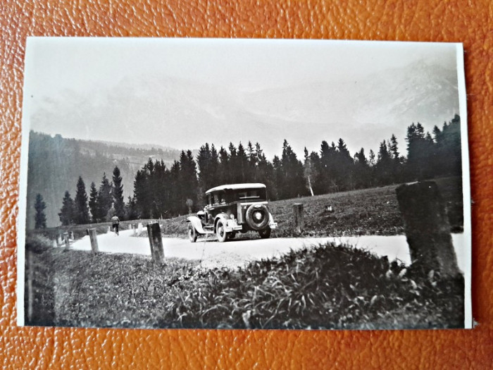 Fotografie masina de epoca pe drumuri de munte, perioada interbelica