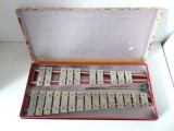 Metalofon / Xilofon de metal /glockenspiel - instrument vintage pentru copii, 2 octave, cu semitonuri, in cutie originala de carton