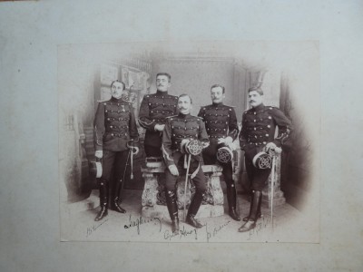 Fotografie pe carton, Voluntarii Corpului Magheru la Campina in 1896, cu autografele ofiterilor foto