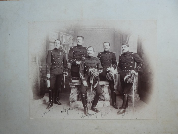 Fotografie pe carton, Voluntarii Corpului Magheru la Campina in 1896, cu autografele ofiterilor