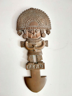 Totem Peru figura bronz masiv bogat ornamentat indigen Inca cutit ceremonial foto