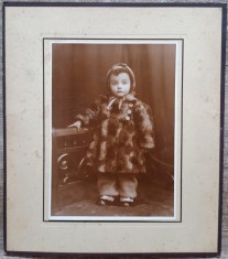 Copil in haina de blan// fotografie din Romania interbelica