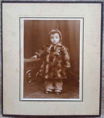 Copil in haina de blan// fotografie din Romania interbelica foto