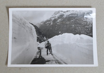 Biciclist in Muntii Alpi fotografie cca 1940 foto