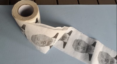 Donald Trump imprimat ironic pe sul hartie igienica, protest politic de colectie foto