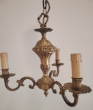 Deosebit candelabru antic cu 3 brațe, realizat din bronz &icirc;n stil clasic francez Empire.