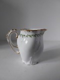 Carafa letiera portelan Limoges France, vintage, cu margini aurii si ghirlanda cu bobite rosii, 12cm inaltime