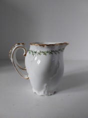 Carafa letiera portelan Limoges France, vintage, cu margini aurii si ghirlanda cu bobite rosii, 12cm inaltime