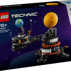 LEGO® Technic - Planeta Pamant si Luna in orbita (42179)