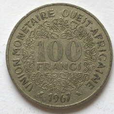 P725 Africa Est 100 franci 1967 foto