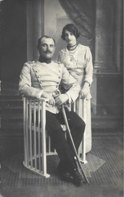 P2301N Locotenent rom&amp;acirc;n &amp;icirc;n uniformă model 1895, cu sabie, 1914, B&amp;acirc;rlad foto