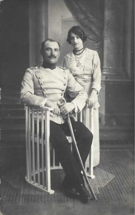 P2301N Locotenent rom&acirc;n &icirc;n uniformă model 1895, cu sabie, 1914, B&acirc;rlad