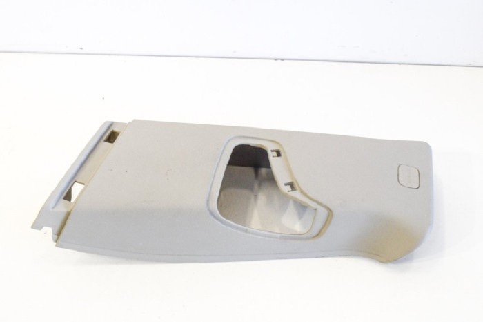 Ornament st&acirc;lp B st&acirc;nga CHEVROLET VOLT 2012 OEM: AKW68509,GMW15340 11019739