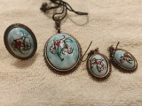 SET PORTELAN pictat manual MEDALION INEL REGLABIL si CERCEI manopera EXCEPTIONALA stare IMPECABILA vintage FRANTA de efect