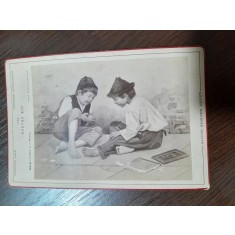 Fotografie realizata la final de secol XIX, reprezentand 2 baietei, joc de copii