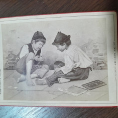 Fotografie realizata la final de secol XIX, reprezentand 2 baietei, joc de copii