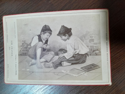 Fotografie realizata la final de secol XIX, reprezentand 2 baietei, joc de copii foto