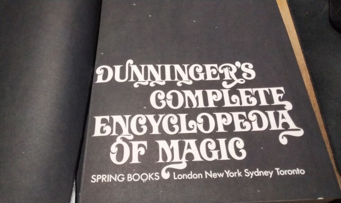 DUNNINGER`S COMPLETE ENCYCLOPEDIA OF MAGIC - Joseph Dunniger - Spring Books, London, 1970, 288 p.; lb. engleza