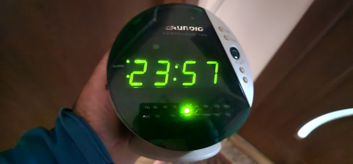 RADIO CU CEAS GRUNDIG SONOCLOCK 186 . CITITI DESCRIEREA VA ROG FRUMOS .