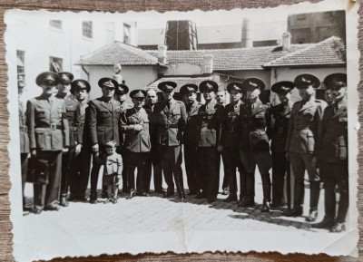 Militari romani in vizita la o fabrica, perioada interbelica// fotografie foto