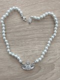 Colier choker Vivienne Westwood, perle sintetice si strassuri