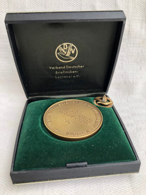 Medalie si insigna din bronz acordate pentru COLUMBOFILIE foto