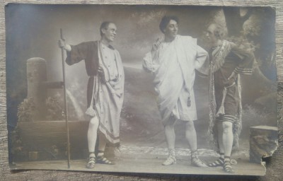 Barbati imbracati in togi, scena// foto tip CP, cabinet foto
