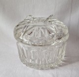 Bomboniera cu capac, fabricata din sticla, produs vechi romanesc, din anii 1970. Piesa in stare foarte buna. Arta decorativa.