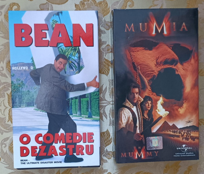 Două filme pe casetă video vhs, Mr Bean si Mumia