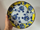 Farfurie Porțelan Japonez Arifu-gama / Mino-yaki (24 cm) &ndash; Bujori Cobalt și Galben