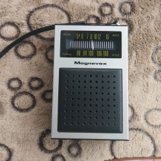 RADIO MAGNAVOX MODEL 1R 1221, FUNCTIONEAZA PE FM .