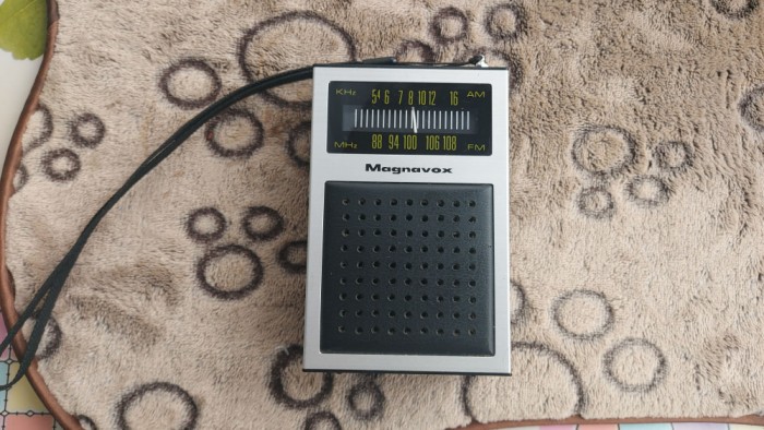 RADIO MAGNAVOX MODEL 1R 1221, FUNCTIONEAZA PE FM .