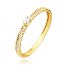 Inel din aur galben de 14K – un zircon transparent în centru, o linie de zirconii mici - Marime inel: 52