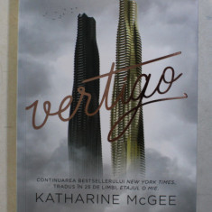 VERTIGO - INALTIMI AMETITOARE - roman de KATHARINE McGEE , 2019 * MICI DEFECTE COTOR