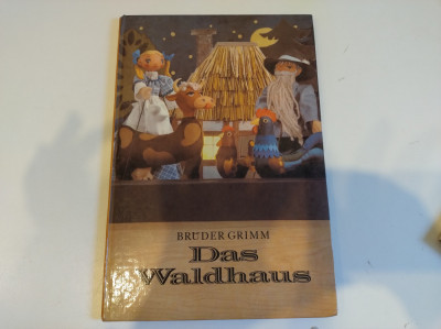 Carte de povești pt copii, limba germană. Das Waldhaus. Bruder Grimm foto