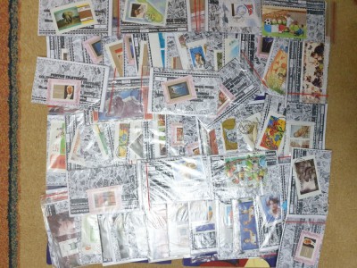 Plicuri filatelice 2025 diferite 25 timbre straine 25 romanesti foto