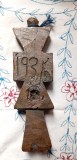 1936 Pristolnic pecetar datat din lemn sculptat